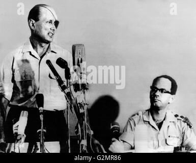 Israel, tel Aviv, General Moshe Dayan auf der linken Seite, nach einem Besuch in Sinai, 1967 Stockfoto