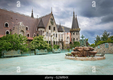 Innenhof des alten Schlosses bei schlechtem Wetter. Stockfoto