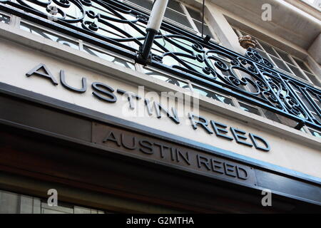 Austin Reed Schild an einem Gebäude in der Regent Street, London, England. Stockfoto