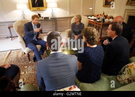 Sprechen Sie Prinz Harry (oben links) und der Duchess of Gloucester (oben rechts), Papworth Hospital königlichen Gönner, mit Mitgliedern des Papworth Hospital medizinische Teams, die Elizabeth Marks Leben gerettet, nach präsentiert ihnen mit ihrer Invictus Games die Goldmedaille bei einem Besuch in der Kensington Palace in London. Stockfoto