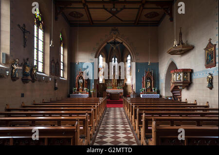 Innere der Kirche mit Altar der St.-Lorenz-Kirche, aus dem 19. Jahrhundert., Hetzles, Upper Franconia, Bayern, Deutschland Stockfoto