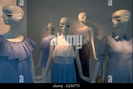 Schaufensterpuppen gekleidet in hellblau, im Schaufenster eines Mode-Shops, Bayern, Deutschland Stockfoto