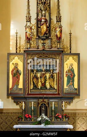 Seitenaltar im linken Seitenschiff der Neo-gotische Pfarrkirche Mariä Himmelfahrt, erbaut von Matthias Berger, Partenkirchen Stockfoto