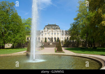 Schloss Garten Fulda, Brunnen mit Wasser-Brunnen, Orangerie im Hintergrund, Fulda, Hessen, Deutschland Stockfoto