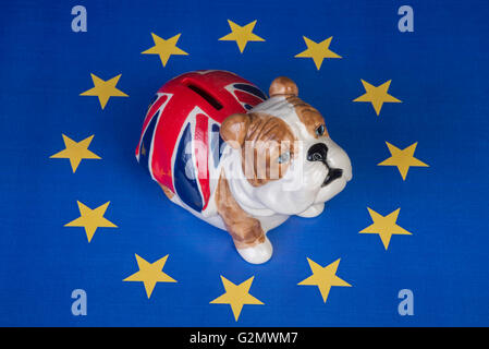 Britische Bulldogge sitzt in EU-Sterne symbolisieren die Kampagne bleiben oder ist gefangen Stockfoto