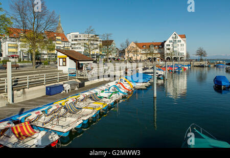 Tretboot fahren in der Mitte des schönen sonnigen Tag Friedrichshafen, Deutschland. Stockfoto