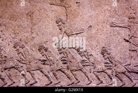 Assyrischen Soldaten, weg von den besiegten Feind gefangen. Stockfoto