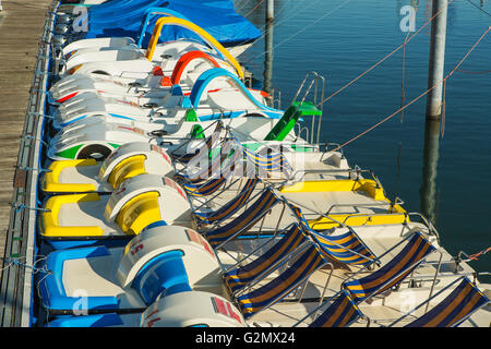 Tretboot fahren in der Mitte des schönen sonnigen Tag Friedrichshafen, Deutschland. Stockfoto