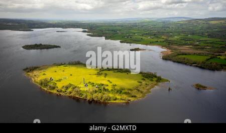 Luftaufnahme, Holy Island, Holy Island mit verfallenen Kloster, See Derg, Lough Derg auf dem Fluss Shannon, COUNTY CLARE, Stockfoto