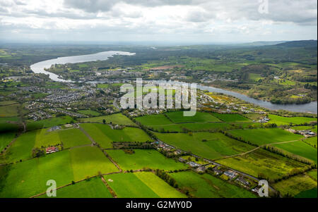 Luftaufnahme, Killaloe Co.Clare und in Richtung Ballina Co Tipperary am Fluss Shannon, COUNTY CLARE, Tipperary, Irland, IE, Europa, Stockfoto