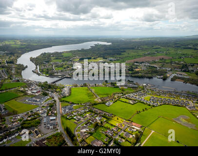 Luftaufnahme, Killaloe Co.Clare und in Richtung Ballina Co Tipperary am Fluss Shannon, COUNTY CLARE, Tipperary, Irland, IE, Europa, Stockfoto