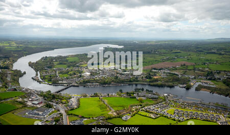 Luftaufnahme, Killaloe Co.Clare und in Richtung Ballina Co Tipperary am Fluss Shannon, COUNTY CLARE, Tipperary, Irland, IE, Europa, Stockfoto