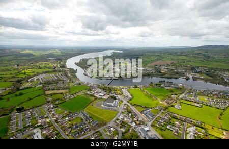 Luftaufnahme, Killaloe Co.Clare und in Richtung Ballina Co Tipperary am Fluss Shannon, COUNTY CLARE, Tipperary, Irland, IE, Europa, Stockfoto