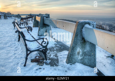 Ještěd - Bank auf der Terrasse mit Blick auf die winterliche Landschaft... Liberec, Böhmen, Tschechien. Schönen Morgen Stockfoto