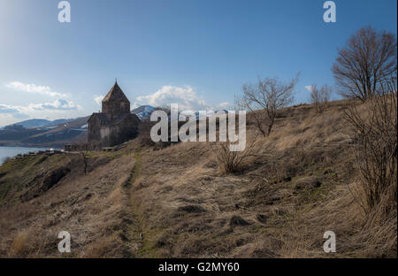 Auf Sevanavank-Kloster in der Nähe von Sevan See und schneebedeckten Bergen anzeigen Stockfoto