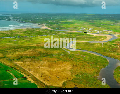 Luftaufnahme, Inagh Fluss schlängelt sich bis zum Meer, COUNTY CLARE, Clare, Irland, IE, Europa, Antenne Blick, Vögel-Augen Blick, Antenne Stockfoto