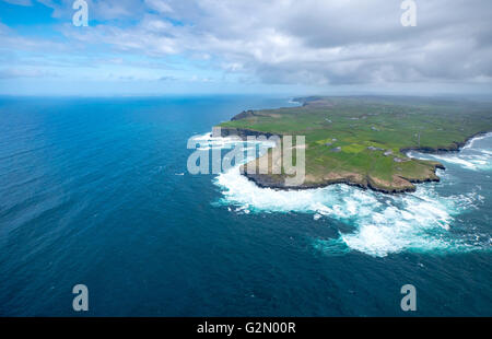 Luftaufnahme, Hexen Kopf zwischen Liscannor und den Cliffs of Moher am Atlantischen Ozean, Loch im Rock, Rock, Surf, Stockfoto