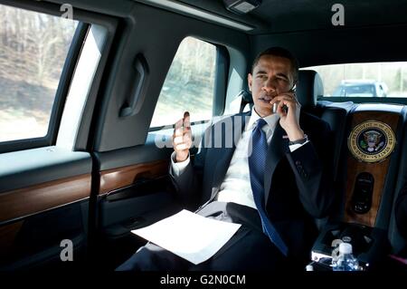 Barack Hussein Obama II (geboren am 4. August 1961), 44. Präsident der Vereinigten Staaten, die Gespräche über ein Telefon in der Presidential Limousine 2013. Stockfoto
