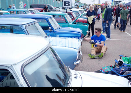 Mann Polieren eine klassische britische Mini am Ende der London-Brighton Mini Run 2016 Stockfoto