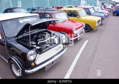 Ein 1970 Austin Mini 1000 mit der Motorhaube öffnen am Madeira Drive, nach Abschluss der London-Brighton Mini Run 2016 Stockfoto