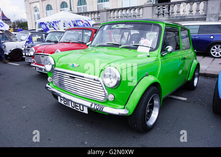 Eine 2-türige Limousine Austin Mini Mayfair (1988) auf dem Display in Madeira Drive nach Abschluss der 2016 London-Brighton Mini laufen. Stockfoto