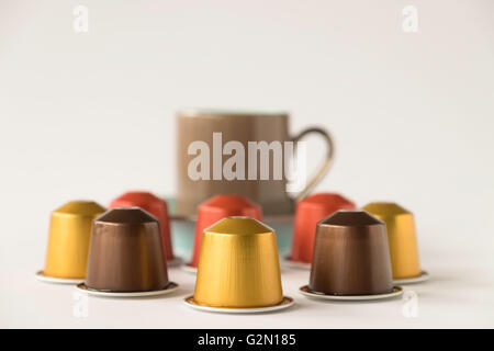 Auswahl von Kaffeepads mit aus Fokus Espressotasse auf weißem Hintergrund Stockfoto