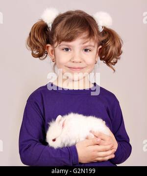 kleines Mädchen hält Zwerg Hase Haustier Stockfoto