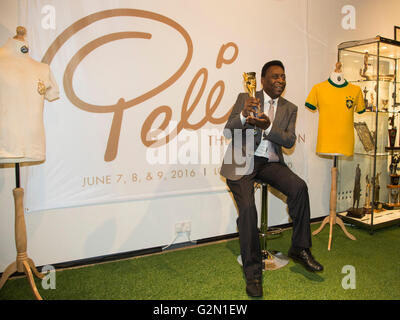 London, UK. 1. Juni 2016. Pele hält seine Kopie der Jules-Rimet-Pokal bei einem Fototermin. Brasilianische Fußball-Legende besucht die Presse-Preview von Pele - The Collection, ein Verkauf von Peles persönliche Gegenstände geführt von Juliens Auktionen am Mall Galleries in London. Zu den Highlights gehören Peles-Jules-Rimet-Pokal; 1958, 1962 und 1970 WM Medaillen; Santos FC Spiel getragene Trikots und Stiefel; Auszeichnungen, die während des Spiels mit Santos FC; seine 1977 New York Cosmos NASL Meisterschaft Ring; FIFA-Spieler des Jahrhunderts; L ' Equipe Sportler des Jahrhunderts ausgezeichnet; 2007-FIFA-Präsident Award und die Fackel von Pele verwendet Stockfoto