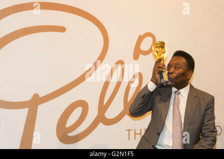London, UK. 1. Juni 2016. Pele küsst seine Kopie der Jules-Rimet-Pokal bei einem Fototermin. Brasilianische Fußball-Legende besucht die Presse-Preview von Pele - The Collection, ein Verkauf von Peles persönliche Gegenstände geführt von Juliens Auktionen am Mall Galleries in London. Zu den Highlights gehören Peles-Jules-Rimet-Pokal; 1958, 1962 und 1970 WM Medaillen; Santos FC Spiel getragene Trikots und Stiefel; Auszeichnungen, die während des Spiels mit Santos FC; seine 1977 New York Cosmos NASL Meisterschaft Ring; FIFA-Spieler des Jahrhunderts; L ' Equipe Sportler des Jahrhunderts ausgezeichnet; 2007-FIFA-Präsident Award und die Fackel von Pele verwendet Stockfoto