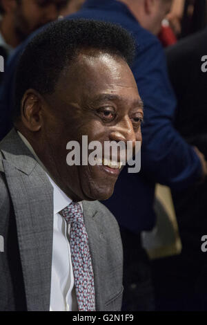 London, UK. 1. Juni 2016. Brasilianische Fußball-Legende besucht die Presse-Preview von Pele - The Collection, ein Verkauf von Peles persönliche Gegenstände geführt von Juliens Auktionen am Mall Galleries in London. Zu den Highlights gehören Peles-Jules-Rimet-Pokal; 1958, 1962 und 1970 WM Medaillen; Santos FC Spiel getragene Trikots und Stiefel; Auszeichnungen, die während des Spiels mit Santos FC; seine 1977 New York Cosmos NASL Meisterschaft Ring; FIFA-Spieler des Jahrhunderts; L ' Equipe Sportler des Jahrhunderts ausgezeichnet; 2007-FIFA-Präsident Award und die Fackel von Pele verwendet, wenn er in der 2004 Sommer Olympischen Fackellauf lief. Stockfoto