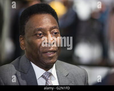 London, UK. 1. Juni 2016. Brasilianische Fußball-Legende besucht die Presse-Preview von Pele - The Collection, ein Verkauf von Peles persönliche Gegenstände geführt von Juliens Auktionen am Mall Galleries in London. Zu den Highlights gehören Peles-Jules-Rimet-Pokal; 1958, 1962 und 1970 WM Medaillen; Santos FC Spiel getragene Trikots und Stiefel; Auszeichnungen, die während des Spiels mit Santos FC; seine 1977 New York Cosmos NASL Meisterschaft Ring; FIFA-Spieler des Jahrhunderts; L ' Equipe Sportler des Jahrhunderts ausgezeichnet; 2007-FIFA-Präsident Award und die Fackel von Pele verwendet, wenn er in der 2004 Sommer Olympischen Fackellauf lief. Stockfoto