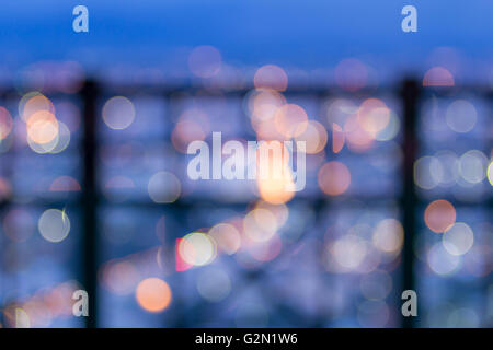 Defokussierten Stadt leichte Optik durch Geländer Stockfoto