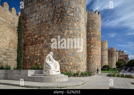 Denkmal der Heiligen Teresa von Jesus in der Nähe der Wand von Ávila, Kastilien und Leon, Spanien. Europa, Stockfoto