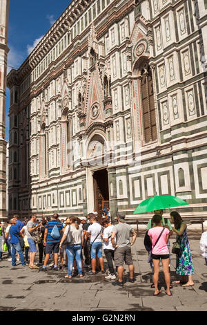 Kathedrale von Florenz, Cattedrale Di Santa Maria Del Fiore und Touristen, Piazza Del Duomo, Florenz, Toskana, Italien Stockfoto