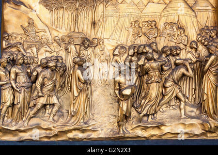 Florenz Baptisterium, Fall von Jericho Bronze-Panel, Osten Türen, Tore des Paradieses von Lorenzo Ghiberti, Florenz, Italien Stockfoto