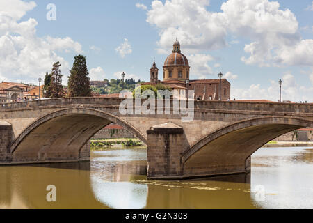 Carmine Kirche Santa Maria Del Ponte Alla Carraia Brücke und Fluss Arno, Florenz, Toskana, Italien Stockfoto