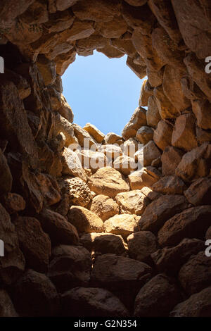 Öffnung im Dach des Gebäudes in Nuraghe La Prisgiona Ausgrabungsstätte, Arzachena, Sardinien, Italien Stockfoto