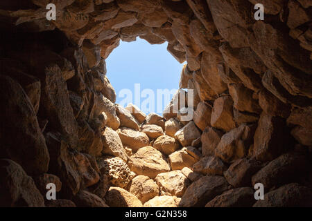 Öffnung im Dach des Gebäudes in Nuraghe La Prisgiona Ausgrabungsstätte, Arzachena, Sardinien, Italien Stockfoto