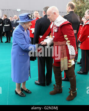 Königin Elizabeth II plaudert, Hecht-Männer während eines Besuchs in der Honourable Artillery Company in London, in dem eine Bronzebüste des selbst wurde zur Feier enthüllt den Monarchen zu dienstälteste Kapitän-General der Militäreinheit. Stockfoto