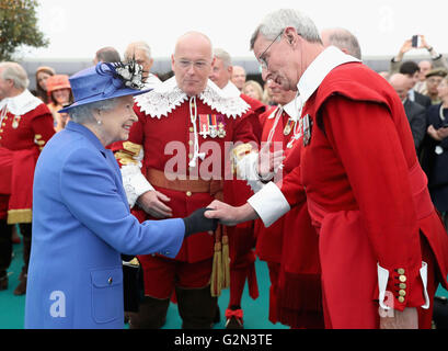 Königin Elizabeth II plaudert, Hecht-Männer während eines Besuchs in der Honourable Artillery Company in London, in dem eine Bronzebüste des selbst wurde zur Feier enthüllt den Monarchen zu dienstälteste Kapitän-General der Militäreinheit. Stockfoto