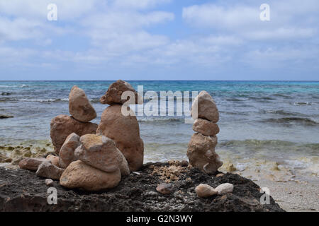 Gestapelten Steinen am Strand in der Nähe von Calo des Mort, Formentera, Balearen, Spanien Stockfoto