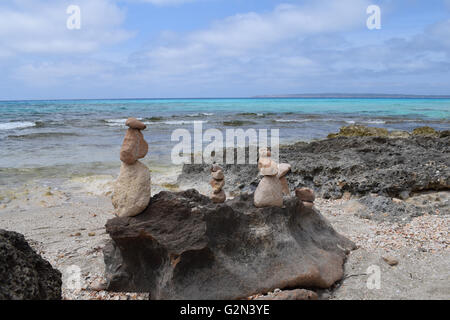 Gestapelten Steinen am Strand in der Nähe von Calo des Mort, Formentera, Balearen, Spanien Stockfoto