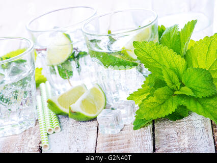 kalten Mojito in Glas und auf einem Tisch Stockfoto