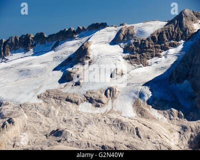 Die Marmolada-Berggruppe. Nordseite mit RückzugseisKlimaerwärmung auf den Dolomiten. Italienische Alpen. Europa. Stockfoto