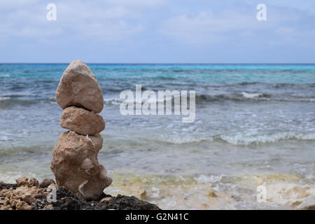 Nahaufnahme von Steinen gestapelt am Strand in der Nähe von Calo des Mort, Formentera, Balearen, Spanien Stockfoto