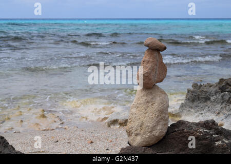 Gestapelten Steinen am Strand in der Nähe von Calo des Mort, Formentera, Balearen, Spanien Stockfoto