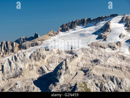 Die Marmolada-Berggruppe. Nordseite mit RückzugseisKlimaerwärmung auf den Dolomiten. Italienische Alpen. Europa. Stockfoto