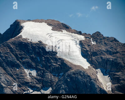 Punta Penia Peak. Die Marmolada-Berggruppe. Nordseite mit RückzugseisKlimaerwärmung auf den Dolomiten. Italienische Alpen. Europa. Stockfoto