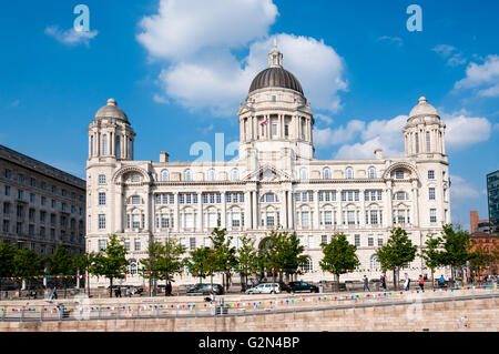 Der Hafen von Liverpool Building, eines der drei Grazien am Pier Head an der Uferpromenade von Liverpool. Stockfoto