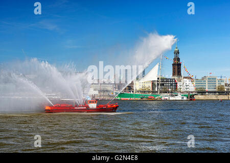 Feuerwehr-Schiff am 827th Hafengeburtstag Hamburg, Deutschland Stockfoto